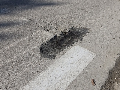 τρυπα στο δρομο άσφαλτος κίνδυνος  Τάκη Οικονομίδη με καπετάν γκονη