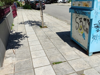 Ομπρέλα  πεταμένη  Μητροπολίτου Καλλίδου