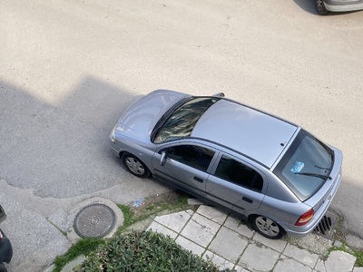 Κατειλημμένο πεζοδρόμιο , παρκάρισμα  να τοποθετήσει ο Δήμος κολωνάκια    Χειμωνίδου με Κιουπτσίδου γωνία