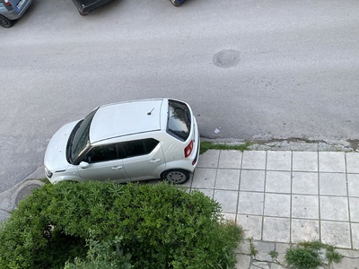 Κατειλημμένο πεζοδρόμιο , παρκάρισμα  να τοποθετήσει ο Δήμος κολωνάκια    Χειμωνίδου με Κιουπτσίδου γωνία