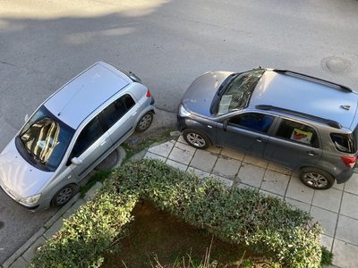 Κατειλημμένο πεζοδρόμιο , παρκάρισμα  να τοποθετήσει ο Δήμος κολωνάκια    Χειμωνίδου με Κιουπτσίδου γωνία