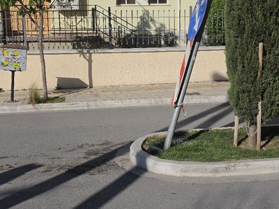 στραβη ταμπέλα  Μητροπολίτου Χρυσάνθου
