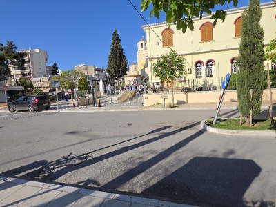 στραβη ταμπέλα  Μητροπολίτου Χρυσάνθου