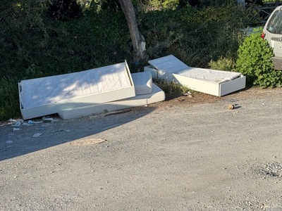 συσσωρευση απορριμματων διπλα σε παρατημενο πχημα  Στυλ Λυκούδη,