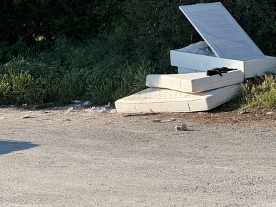 συσσωρευση απορριμματων διπλα σε παρατημενο πχημα  Στυλ Λυκούδη,