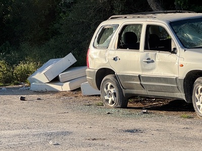 συσσωρευση απορριμματων διπλα σε παρατημενο πχημα  Στυλ Λυκούδη,