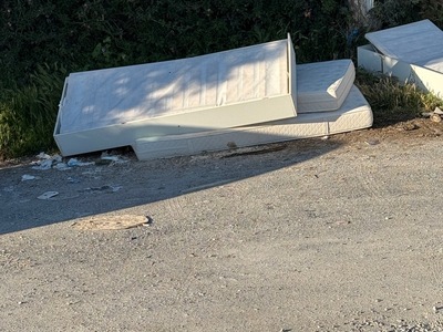 συσσωρευση απορριμματων διπλα σε παρατημενο πχημα  Στυλ Λυκούδη,