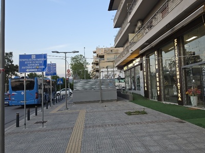 καταγγελία. παράνομο καλώδιο πανω απο το πεζοδρόμιο   Μητροπολίτου Γρηγορίου Κυδωνιών