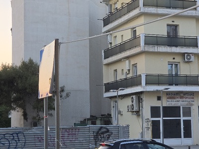 καταγγελία. παράνομο καλώδιο πανω απο το πεζοδρόμιο   Μητροπολίτου Γρηγορίου Κυδωνιών