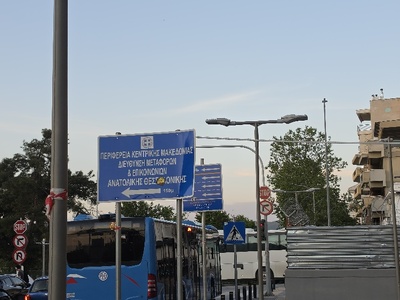 καταγγελία. παράνομο καλώδιο πανω απο το πεζοδρόμιο   Μητροπολίτου Γρηγορίου Κυδωνιών