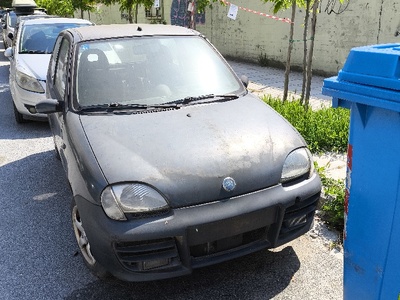 Εγκαταλελειμμένο όχημα ΧΩΡΙΣ ΠΙΝΑΚΙΔΕΣ εδώ και ΠΑΡΑ πολλούς μήνες  	 οδών Ζηργάνου με Φιλαδελφείας