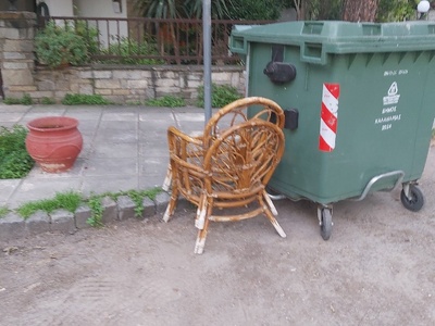 Καρεκλες στον καδο   Καλύμνου