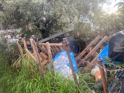 Αποθηκευση εφλευκτων υλικων σε περιφραγμενο αυθαιρετα χωρο  Ομήρου