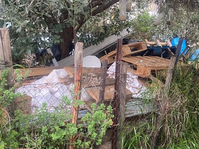 Αποθηκευση εφλευκτων υλικων σε περιφραγμενο αυθαιρετα χωρο  Ομήρου