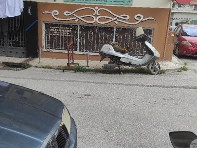 πακτωμένα κωλονάκια και παρατημένο μηχανάκι...