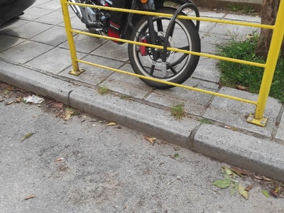 αυθαίρετο πακτωμένο κάγκελο στο πεζοδρόμιο  Εμμανουήλ Παπά