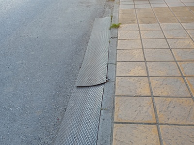 Επικίνδυνες μεταλλικές ράμπες σε πεζοδρόμιο   Παπανδρέου με Μακεδονίας επι της Παπανδρέου