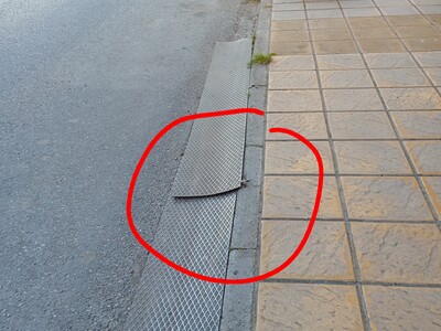 Επικίνδυνες μεταλλικές ράμπες σε πεζοδρόμιο   Παπανδρέου με Μακεδονίας επι της Παπανδρέου