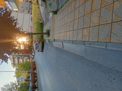Επικίνδυνες μεταλλικές ράμπες σε πεζοδρόμιο   Παπανδρέου με Μακεδονίας επι της Παπανδρέου