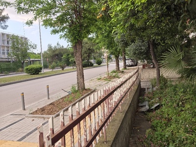 παρατημένες ταμπέλες  	Μητροπολίτου Γρηγορίου Κυδωνιών