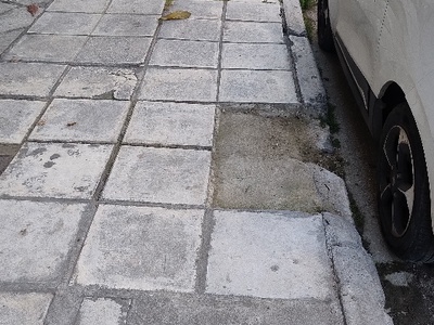 Σπασμένες  πλάκες πεζοδρομίου  Καραμαούνα