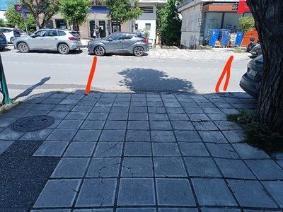 τοποθέτηση κολωνακια στο πεζοδρόμιο  Αιγαίου