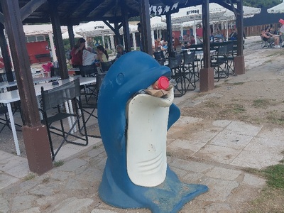Πλαζ Αρεστού μεσα στη βρομιά