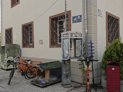 Nα αφαιρεθεί ο τηλεφωνικός θάλαμος  Κομνηνών 57