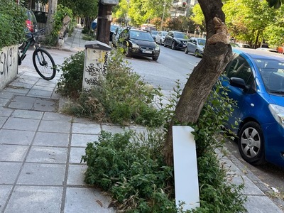 Δυσβατο πεζοδρομιο Καπ. Γκονη  21–25
