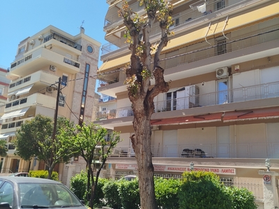 υπερβολική κλάδευση δέντρων  Στην Τάκη Οικονομίδη δίπλα και απέναντι από την στάση