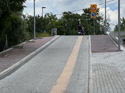 Αντι για πεζόδρομος εχει γινει δρομος!   Γερμανού Καραβαγγελη με Γεωργίου Βοζίκη