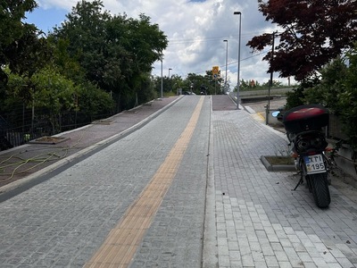 Αντι για πεζόδρομος εχει γινει δρομος!   Γερμανού Καραβαγγελη με Γεωργίου Βοζίκη