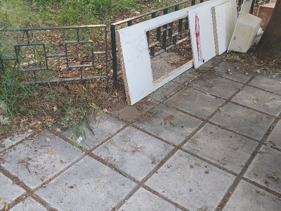 Πορτα και νεροχυτης σε πεζοδρομιο  Κωνσταντίνου Παλαιολόγου