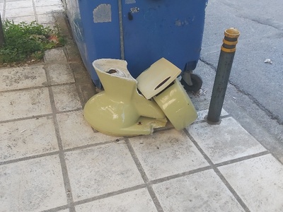 Ειδη μπανιου στο πεζοδρομιο Αιγαίου