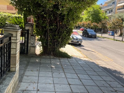 πεζοδρομια στην Καπετεν Γκονη