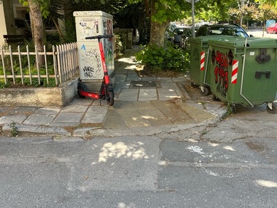πεζοδρομια στην Καπετεν Γκονη