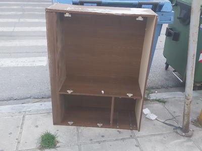 Επιπλα στον καδο  Εθνικής Αντιστάσεως