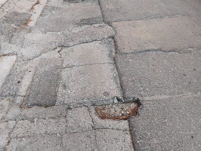 ΚΑΚΗ ΚΑΤΑΣΤΑΣΗ ΟΔΟΣΤΡΩΜΑΤΟΣ  ΒΡΥΟΥΛΩΝ