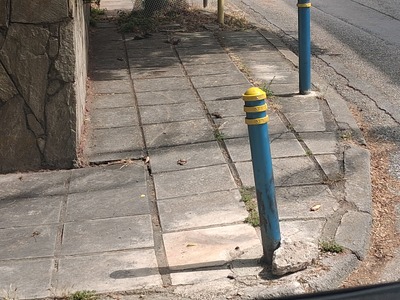 Κολονάκια στο πεζοδρόμιο 	Αμυνης