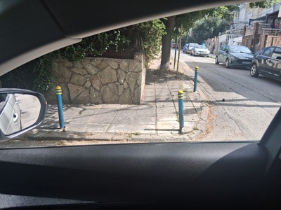 Κολονάκια στο πεζοδρόμιο 	Αμυνης