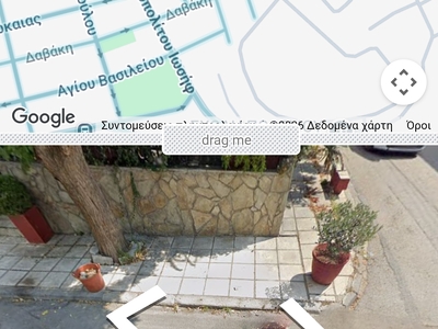 Κολονάκια στο πεζοδρόμιο 	Αμυνης