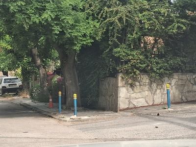 Κολονάκια στο πεζοδρόμιο 	Αμυνης