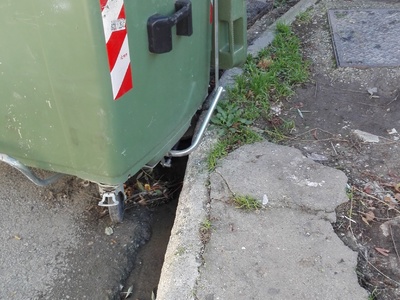 Πεζοδρόμιο και κάδοι σκουπιδιών