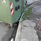 Πεζοδρόμιο και κάδοι σκουπιδιών