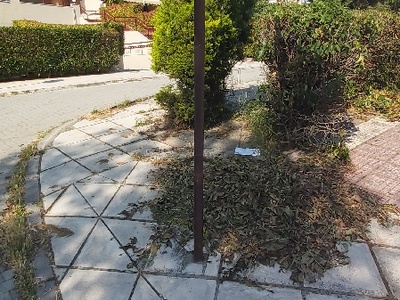 Καθαρισμός πεζοδρομίου συμβολής Παπάζογλου & Ανδρέα Παπανδρέου