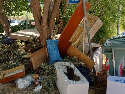 ογκώδη  αντικείμενά   πίσω  απο κάδους Κηφισίας