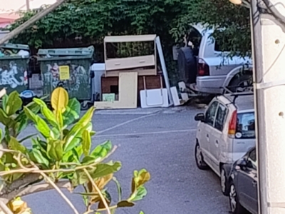 Έπιπλα αφημένα δίπλα στον κάδο επί της οδού Νίκαιας με Αγίου Αυξεντίου