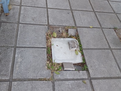 Πλακάκι στη μέση πεζοδρομίου,κίνδυνος  Επανομής