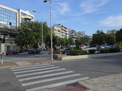 να φυτευτούν λουλούδια στο παρτέρι  Μητροπολίτου Γρηγορίου Κυδωνιών