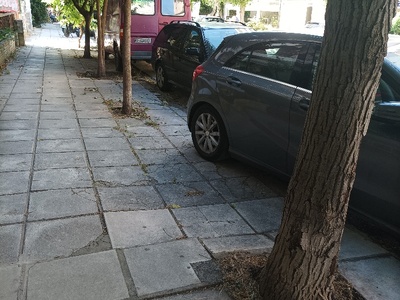 Κατεστραμένες πλάκες πεζοδρομίου  Αριστοτέλους (αριθμός 3 ως 7 περίπου, από Περικλέους ως Αριστείδου)